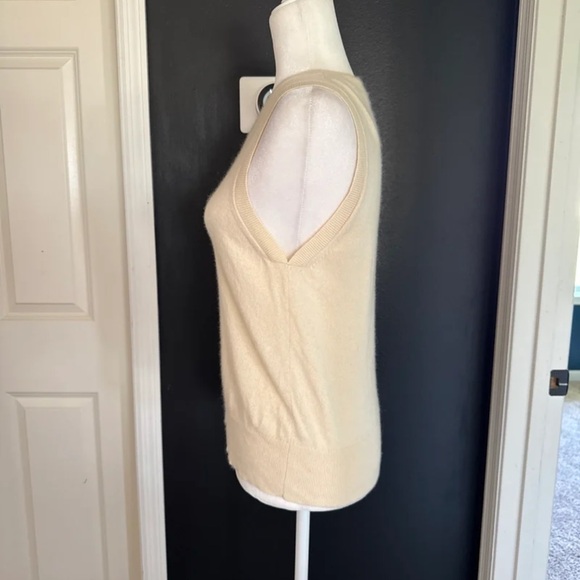 Everlane The Classic Tank in Cashmere Cream 
size Medium - Picture 5 of 12